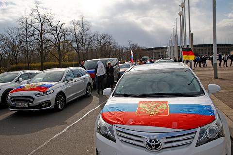 In Berlin sorgten Bilder von mit russischen Fahnen geschmückten Autos für Kritik. Am Sonntag könnte dies in Frankfurt ähnlich aussehen, wenn 500 Fahrzeuge von Kalbach aus losfahren.      Foto: dpa
