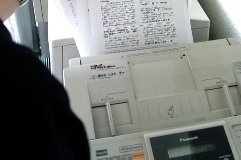 Noch immer spielen Faxgeräte bei Behörden oder Ärzten eine Rolle.  Symbolfoto: dpa
