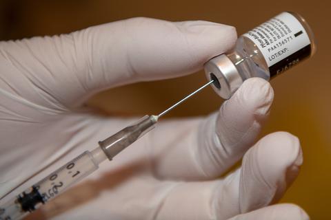 Die Impfstoff-Fläschchen enthalten den Wirkstoff in konzentrierter Form, sodass er zunächst rekonstituiert werden muss. Foto: dpa