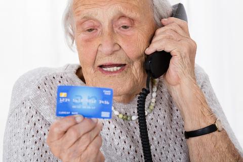 Besonders ältere Menschen werden Opfer von Telefonbetrügern.  Symbolfoto: Andrey Popov - Fotolia