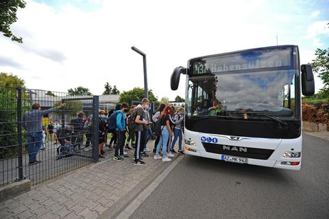 Reizthema: Schüler der IGS Osthofen machen sich auf den Heimweg Foto: Bilderkartell/Ben Paskali