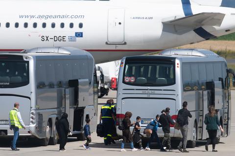Flüchtlinge aus griechischen Flüchtlingslagern steigen aus dem Flugzeug am Flughafen Kassel-Calden (Kassel Airport). 16 von ihnen kommen nach Rheinland-Pfalz. Foto: dpa
