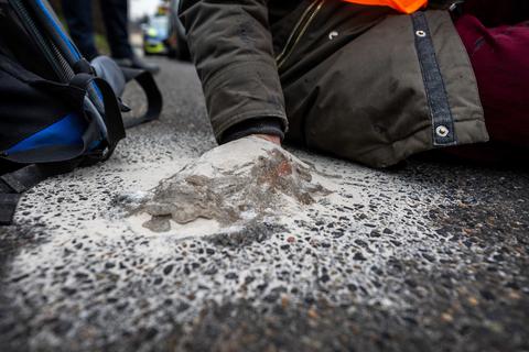 Klimaaktivisten der „Letzten Generation” hatten sich im Februar unterhalb der Mainzer Universität festgeklebt. Foto: Lukas Görlach / VRM Bild