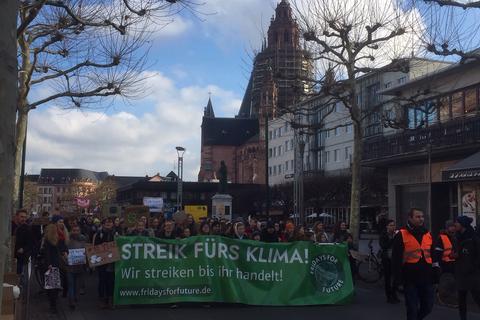 Schüler, Studenten und Auszubildende demonstrieren für mehr Klimaschutz. Foto: Werner Wenzel