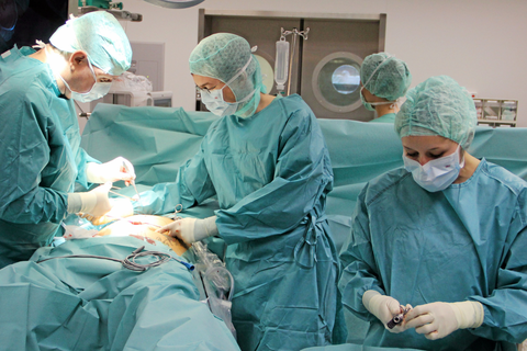 Eine Operation in einem Krankenhaus. Symbolfoto: Lahn-Dill-Kliniken