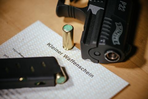 Der „Kleine Waffenschein” ist kein Freifahrtschein für die Bedrohung von Menschen mit einer Waffe. Eine Lektion, die auch ein 57-Jähriger aus Merenberg jetzt lernen musste. 