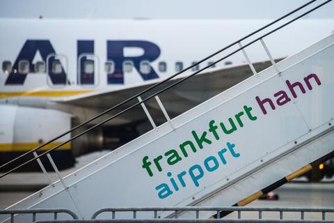 Eine Gangway mit der Aufschrift „frankfurt hahn airport“ steht auf dem Rollfeld des insolventen Hunsrück-Flughafens Hahn.