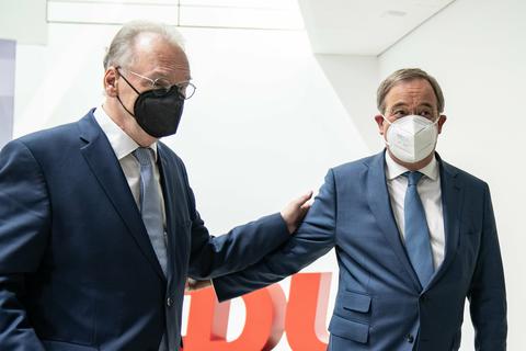 Reiner Haseloff (CDU, l.), Ministerpräsident von Sachsen-Anhalt, und Armin Laschet, CDU-Bundesvorsitzender und Ministerpräsident von Nordrhein-Westfalen. Foto: dpa