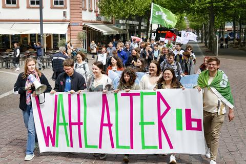 Jugendverbände demonstrieren in der Mainzer Innenstadt für ein Wahlrecht ab 16. Das war am Mittwoch erneut Thema im Landtag. 