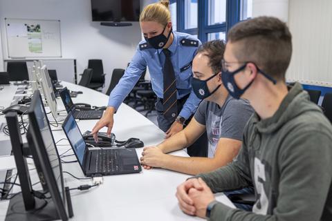 Der erste IT-Studiengang der Polizei startet an der Hochschule Mainz. Sieben duale Studenten werden dabei von der rheinland-pfälzischen Polizei zu Cyberspezialisten ausgebildet. Foto: hbz/Stefan Sämmer