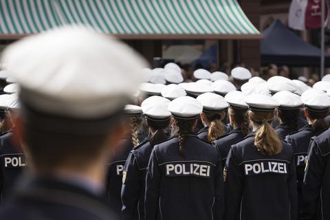 450 junge Polizistinnen und Polizisten wurden vor einigen Wochen in Mainz auf dem Marktplatz vereidigt.
