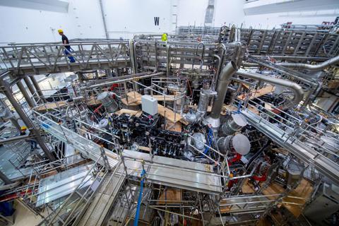 Das Max-Planck-Institut für Plasmaphysik setzt mit dem Fusionsreaktor „Wendelstein 7-X“ in Greifswald auf Kernfusion als eine Möglichkeit der Energiegewinnung. Foto: dpa