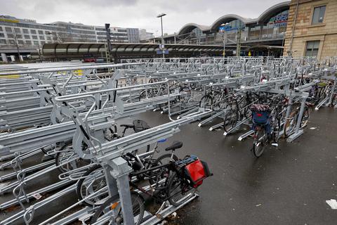 Für "Pro Bahn" sind die Fahrradstellplätze am Mainzer Hauptbahnhof eine Musterbeispiel für eine abschreckende Nutzung.  Foto: Sascha Kopp 