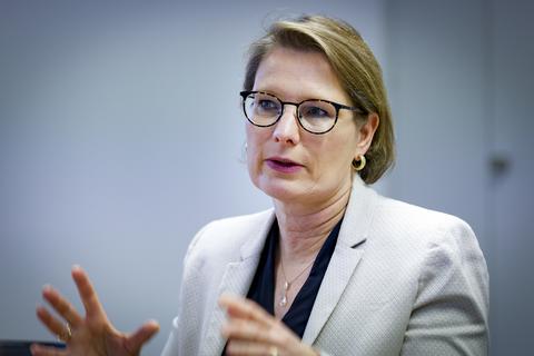 Bildungsminister Stefanie Hubig (SPD) baut den Deutschunterricht in Grundschulen aus. Foto: Sascha Kopp / VRM Bild