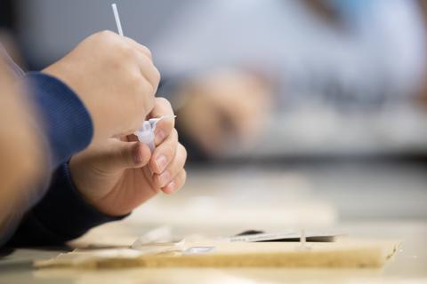 Ein Schüler macht vor der ersten Stunde an einer Schule einen Corona-Schnelltest. Symbolfoto: dpa