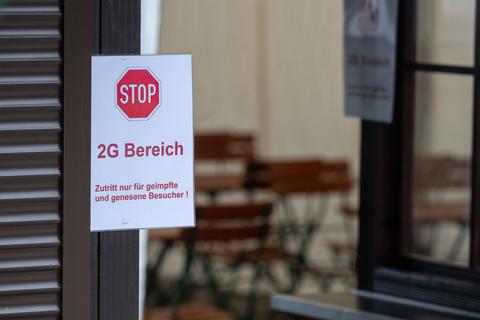Auf einem Schild steht "Stop 2G Bereich Zutritt nur für geimpfte und genesene Besucher".  Foto: dpa