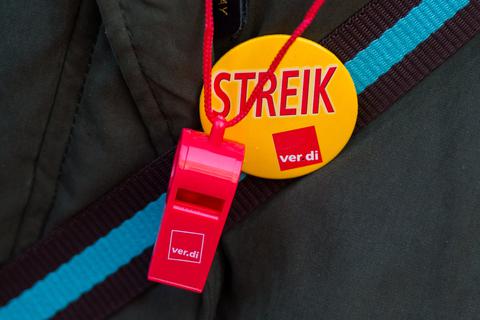 Ein Button mit der Aufschrift "Streik" und eine Verdi-Trillerpfeife. Foto: dpa