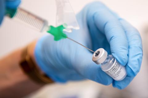Die Mitarbeiterin einer Klinik zieht den Corona-Impfstoff von Biontech/Pfizer für eine Impfung auf eine Spritze. Foto: dpa