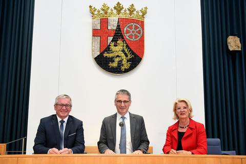 Vizepräsidentin Astrid Schmitt (rechts) mit Landtagspräsident Hendrik Hering (beide SPD) und dem zweiten Vizepräsidenten Hans-Josef Bracht (CDU).  Foto: Landtag Rheinland-Pfalz / A. Linsenmann