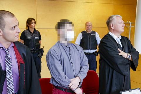 Der Hauptangeklagte Andreas S. hat beim Auftakt zum Polizistenmordprozess in Kaiserslautern jegliche Schuld von sich gewiesen. Foto: Sascha Kopp