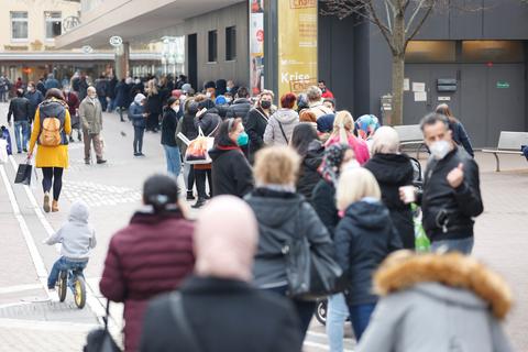 In der Mainzer Innenstadt bildeten sich am Montag, dem erste Tag der Öffnung nach dem Lockdown, lange Schlangen von kaufwilligen Kunden. Foto: Sascha Kopp