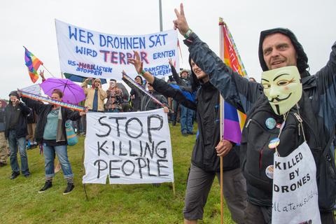 2016 demonstrierten Friedensaktivisten vor dem US-Stützpunkt Ramstein. Archivfoto: dpa