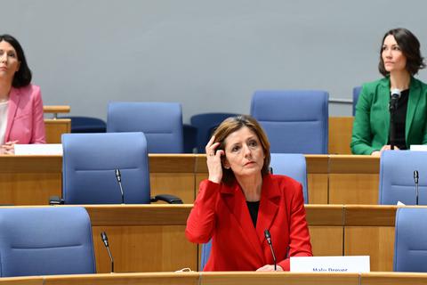 Daniela Schmitt (FDP, l-r), Ministerpräsidentin Malu Dreyer (SPD) und Anne Spiegel (Grüne) sitzen im Landtag in Rheinland-Pfalz. Foto: dpa