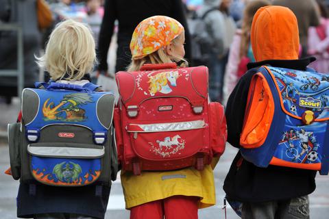 Kinder auf dem Weg zur Grundschule. Symbolbild: dpa