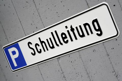 Den eigenen Parkplatz gibt es zwar – aber auch jede Menge Bürokratie. Eine wachsende Zahl von Schulleitern in Rheinland-Pfalz ist mit ihrem Beruf unzufrieden, zeigt eine Forsa-Umfrage. Foto: dpa