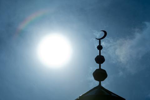 Ein Halbmond auf dem Minarett einer Moschee. Foto: dpa