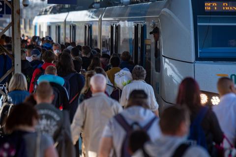 Verspätete Züge, überfüllte Bahnhöfe. Zugfahren kann zurzeit zur echten Geduldsprobe werden. Foto: dpa