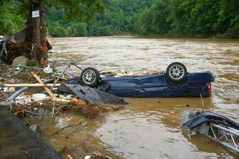 Ein zerstörtes Auto liegt in der Ahr in dem Ort im Kreis Ahrweiler am Tag nach dem Unwetter mit Hochwasser.