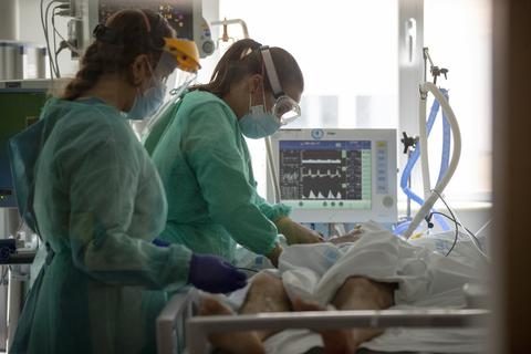 Kommen Corona-Patienten auf die Intensivstation, bleiben sie dort im Schnitt 14 bis 18 Tage.            Foto: dpa