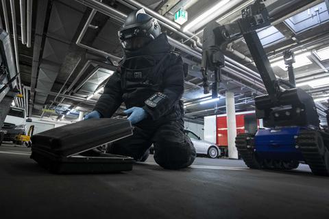 Im Schutzanzug und mit Roboter: ein Experte des LKA-Entschärfungsdienstes. Foto: Lukas Görlach