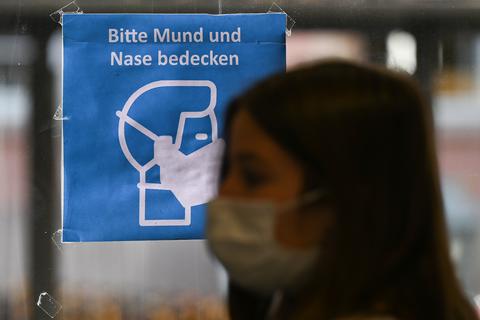 Ordnungsämter und Polizei haben in Rheinland-Pfalz die Einhaltung der coronabedingten Maskenpflicht in Geschäften, Bussen und Bahnen kontrolliert. Foto: dpa