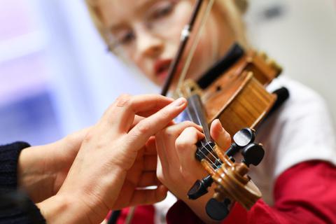 Musikunterricht ist wesentlicher Bestandteil an den Schulen. Doch an rheinland-pfälzischen Grundschulen liegt einiges im Argen. Symbolfoto: dpa