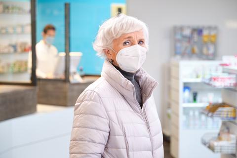 Frühestens ab dem 15. Dezember erhalten Patienten ab 60 Jahre kostenlose Schutzmasken in ihrer Apotheke.  Foto: dpa