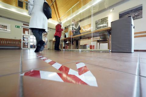 Stimmabgabe in einem Mainzer Wahllokal unter Corona-Bedingungen.  Foto: dpa / Thomas Frey