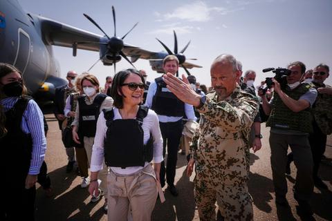 Außenministerin Annalena Baerbock (Grüne) wird vom deutschen Kontingentführer Peter Küpper im Feldlager Camp Castor in Mali begrüßt. Foto: dpa
