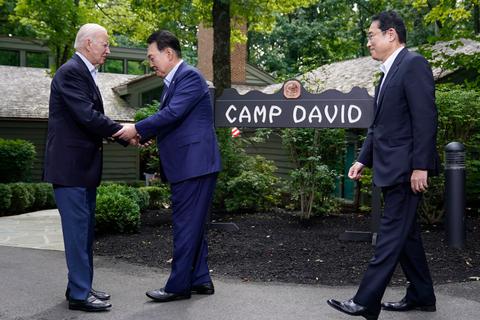 US-Präsident Joe Biden (l) begrüßt seine Gäste zum Gipfel in Camp David.