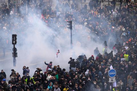 Demonstranten in Paris protestieren Mitte April gegen die – inzwischen von der Regierung durchgesetzte – Rentenreform.