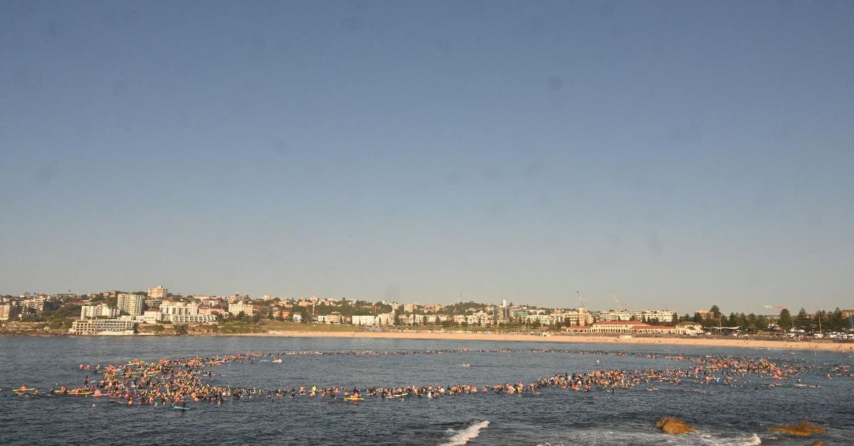 Hunderte-Surfer-gedenken-am-Bondi-Beach-der-Terroropfer