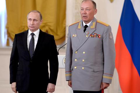 Der russische Präsident Wladimir Putin (links) mit Generaloberst Alexander Dwornikow, der die Entscheidungsschlacht gegen die Ukraine befehligt und bekannt ist für Gräuel in Syrien. Archivfoto: dpa