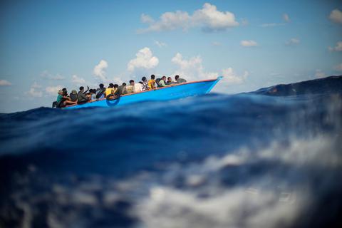 Viele Migranten versuchen die lebensgefährliche Überfahrt in oft seeuntauglichen Booten.