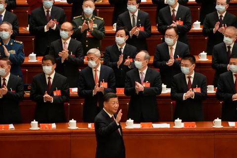 Xi Jinping kommt zur Eröffnungszeremonie des 20. Kongresses der Kommunistischen Partei Chinas. © Mark Schiefelbein/AP/dpa