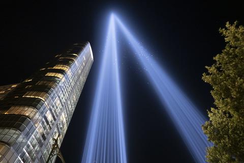 Zum 20. Jahrestag der Anschläge vom 11. September 2001 wird in New York mit einer Lichtinstallation gedacht. Foto: dpa