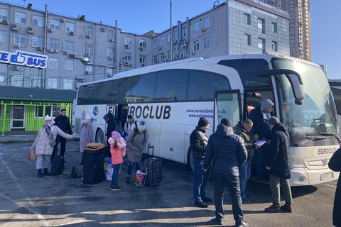Angekommen: Nach knapp 30 Stunden landet der Fernbus von Frankfurt in Kiew. Die meisten steigen in der ukrainischen Metropole aus. Einige fahren weiter bis zur Frontstadt Saporischschja.