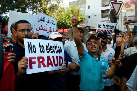 Anhänger der Ennahda-Partei demonstrieren gegen das Referendum zur Verabschiedung einer neuen Verfassung und den ungeliebten Präsidenten Saied. Foto: dpa