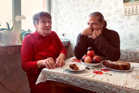 Die 80-jährige Holocaust-Überlebende Hanna Stryschkowa und der Fotograf und Filmemacher Luigi Toscano, der sie unterstützt.  Foto: dpa 