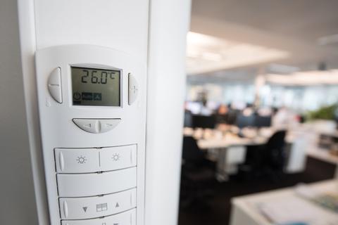 Temperaturanzeige in Büro auf 26 Grad
